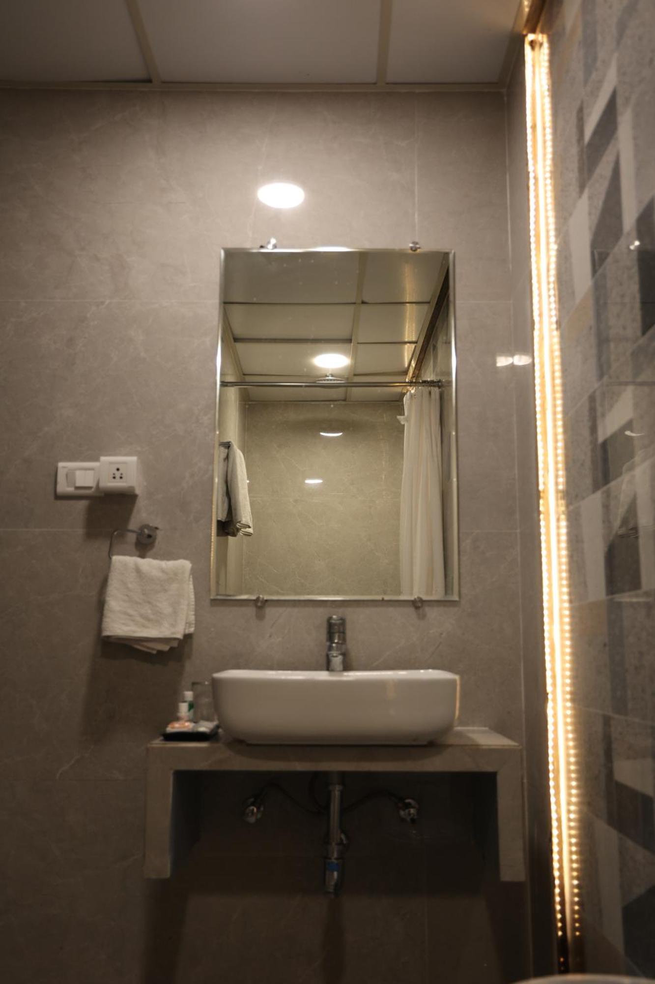 Hotel Pinaka Inn Лакхнау Екстер'єр фото
